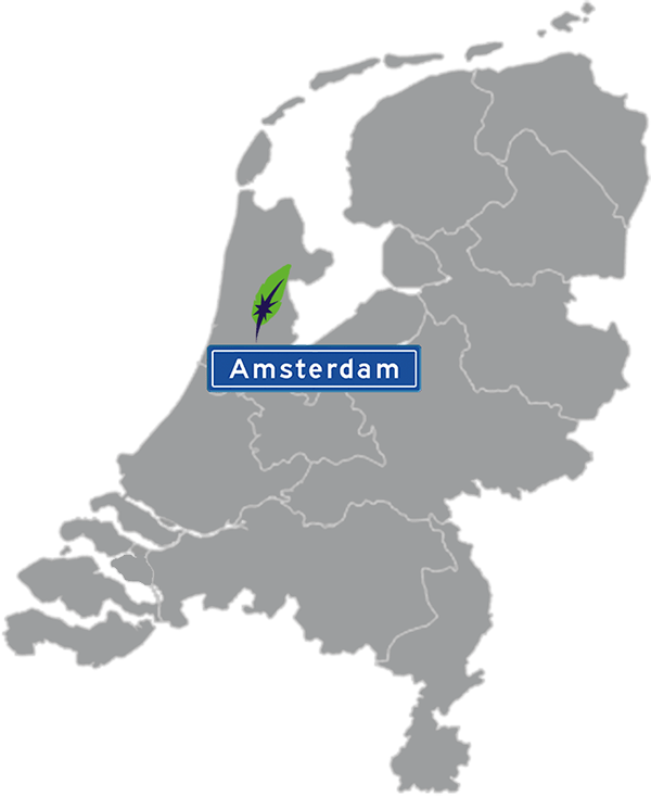 Grijze kaart van Nederland met Amsterdam aangegeven met blauw plaatsnaambord met witte letters en Dagnall veer voor cursus Nederlands - blauw plaatsnaambord met witte letters en Dagnall veer - transparante achtergrond - 600 * 733 pixels